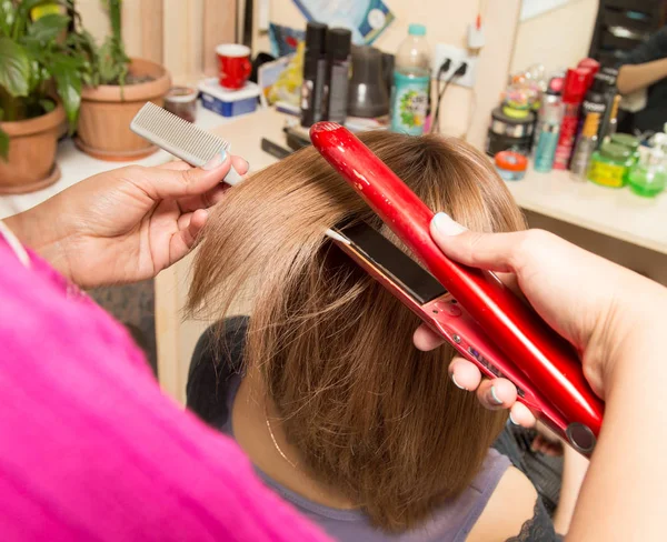 Hair styling in a beauty salon — Stock Photo, Image