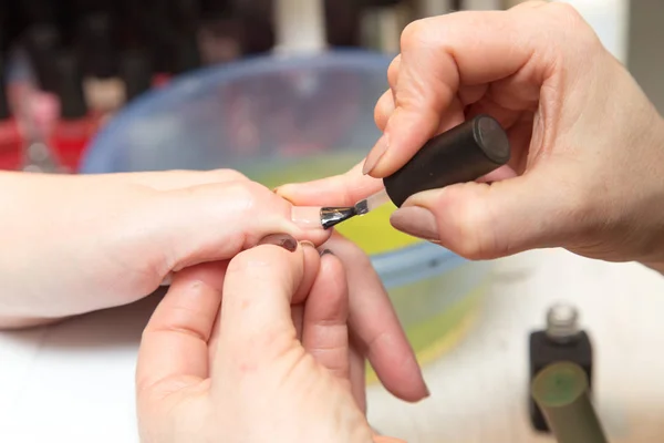 Manucure dans un salon de beauté — Photo