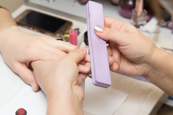 Manicura en un salón de belleza — Foto de Stock