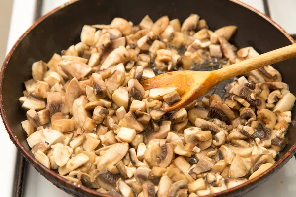 Champignons gebakken in een pan — Stockfoto