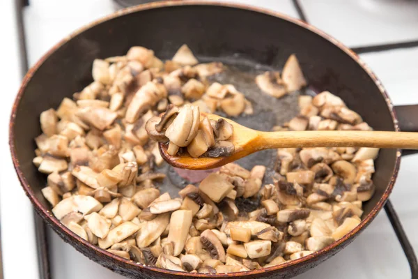 Champignons gebakken in een pan — Stockfoto