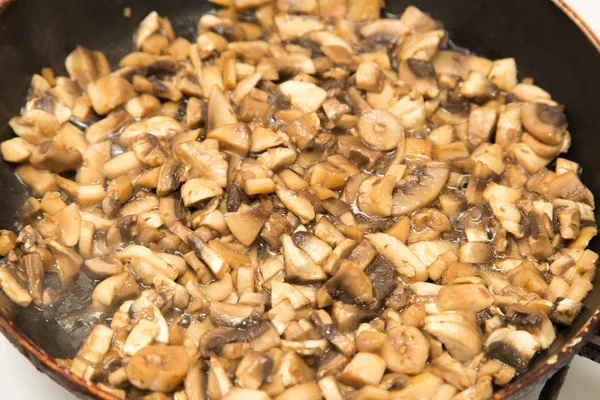 Champignons gebakken in een pan — Stockfoto