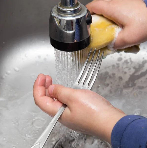 Chlapec, mytí nádobí v kuchyni — Stock fotografie