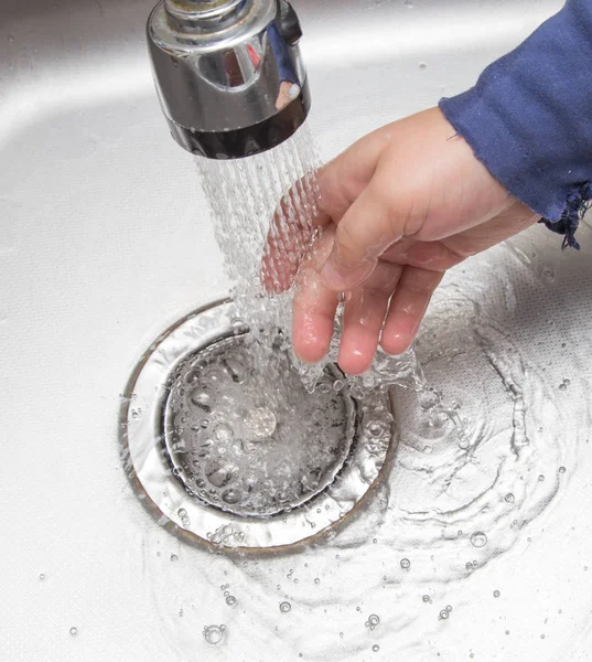 Garçon se lave les mains — Photo