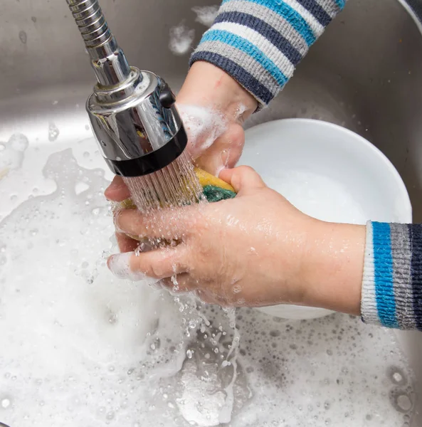 Jongen afwas in de keuken — Stockfoto