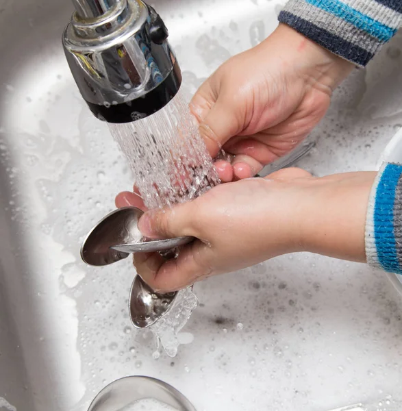 Jongen afwas in de keuken — Stockfoto