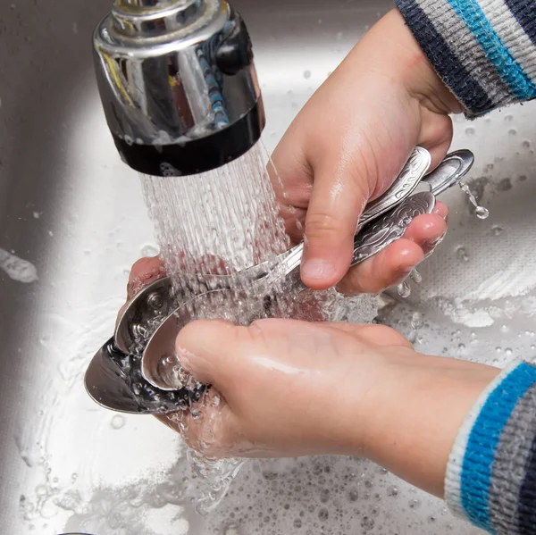 Ragazzo lavare i piatti in cucina — Foto Stock