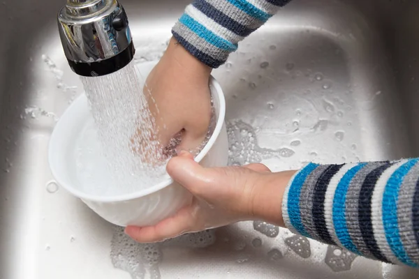 Jongen afwas in de keuken — Stockfoto