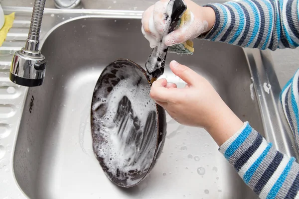 Junge spült Geschirr in der Küche — Stockfoto