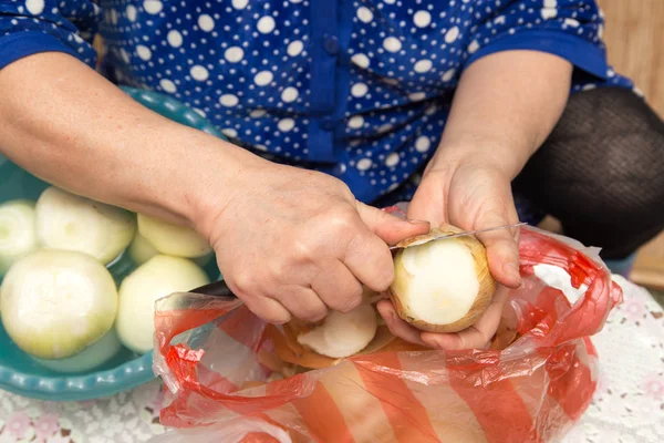 Faire cuire les oignons pelés — Photo