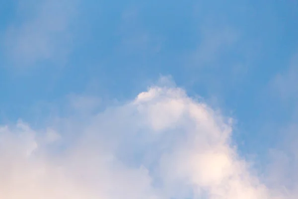 Schöne Wolken am blauen Himmel — Stockfoto