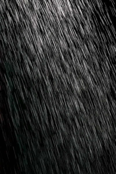 Hujan di latar belakang hitam — Stok Foto
