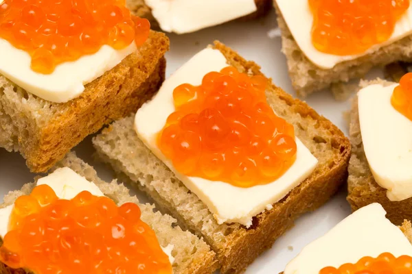 Caviale rosso su un panino — Foto Stock