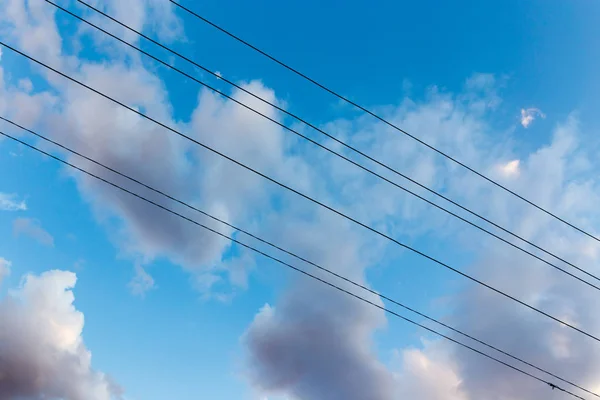 Elektrische Drähte auf einem Hintergrund des Nachthimmels — Stockfoto