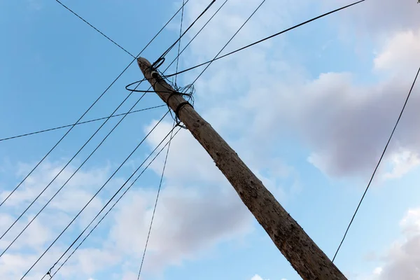 Elektrický sloup na pozadí noční oblohy — Stock fotografie