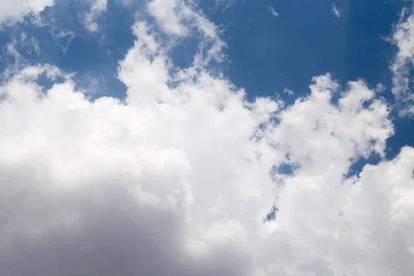 Hermoso cielo fondo con nubes — Foto de Stock
