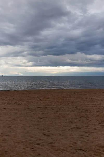 Хмарна погода на морі як фон — стокове фото