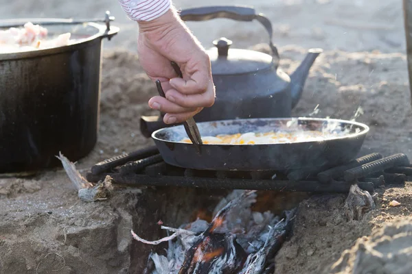 Cocina sobre la naturaleza de la estaca — Foto de Stock