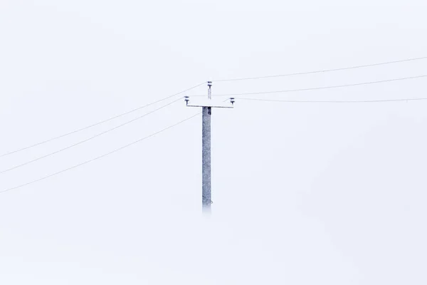 Krajina s castelluccio elektrické vedení na sněhu — Stock fotografie
