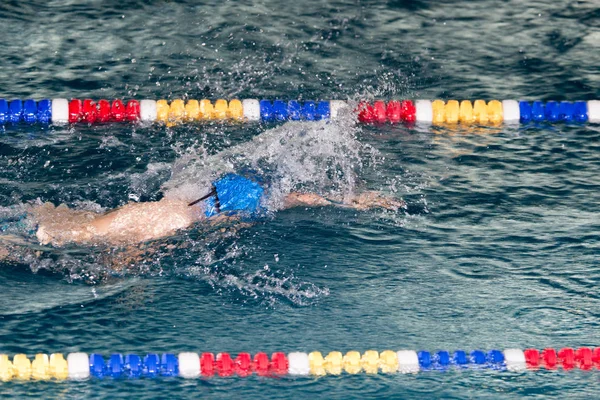 A fiú sportolni megy a medencébe. — Stock Fotó