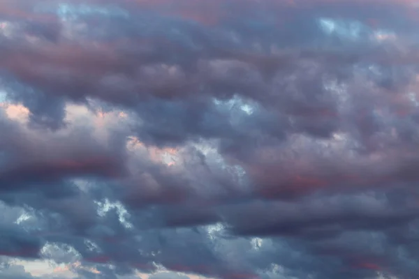 Awan indah di langit di latar belakang matahari terbenam — Stok Foto