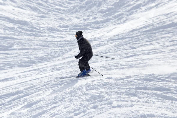 Människor skidor i snön — Stockfoto