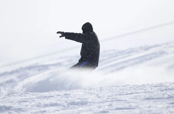 Snowboard uomo a pista appiattita - pendio — Foto Stock