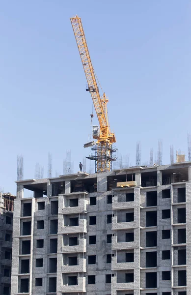 Crane construyendo un edificio de varios pisos — Foto de Stock