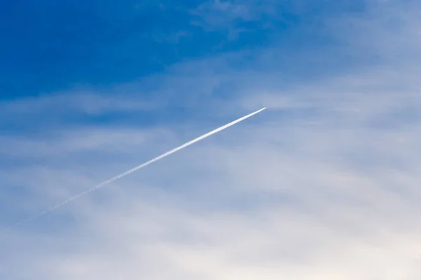 След от самолета в небе — стоковое фото