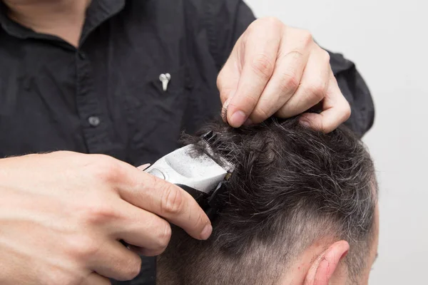 Friseur schneidet Herren die Haare — Stockfoto