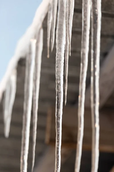 Icicles από την οροφή του σπιτιού — Φωτογραφία Αρχείου