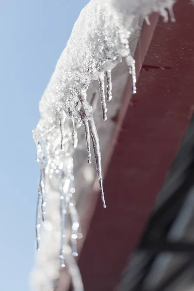 Eiszapfen vom Dach des Hauses — Stockfoto