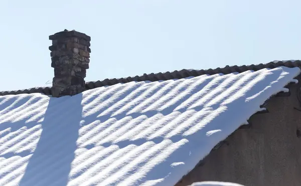 屋顶上的雪 — 图库照片