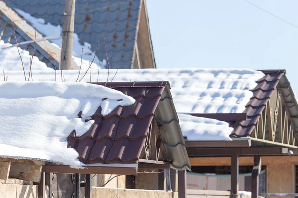 屋顶上的雪 — 图库照片