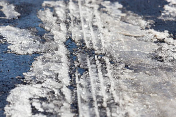След автомобиля в снегу на заднем плане — стоковое фото