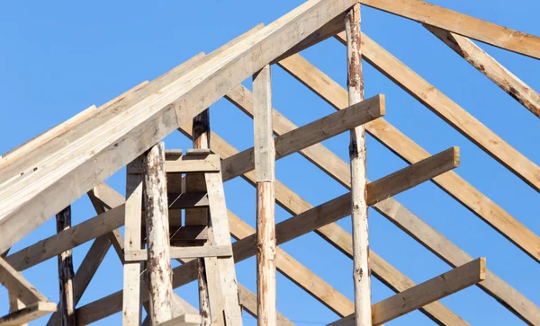 Marco de techo de madera en un sitio de construcción — Foto de Stock