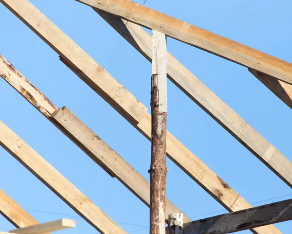 Marco de techo de madera en un sitio de construcción — Foto de Stock