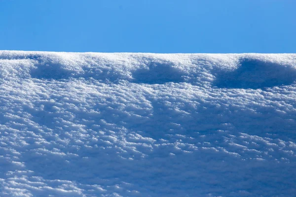 Neige contre le ciel bleu — Photo