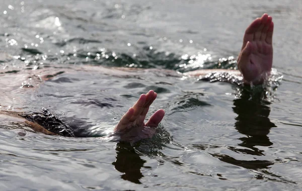 Männerhände aus dem Wasser — Stockfoto
