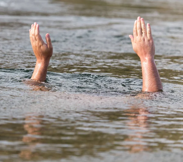 Männerhände aus dem Wasser — Stockfoto