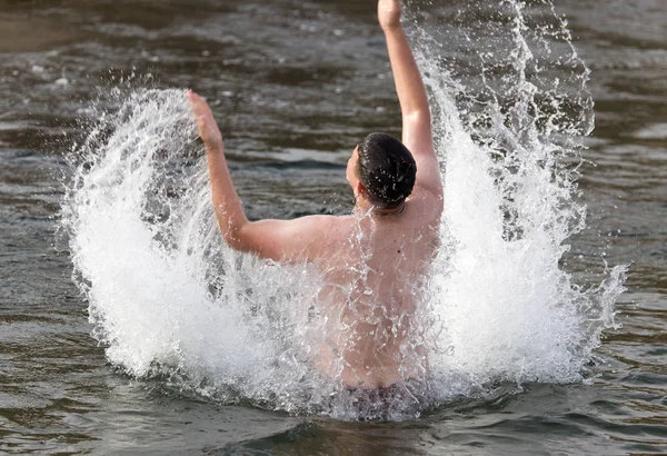 Ένας άνδρας άλματα έξω από το νερό — Φωτογραφία Αρχείου