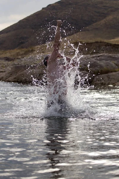 男は水の中からジャンプします。 — ストック写真