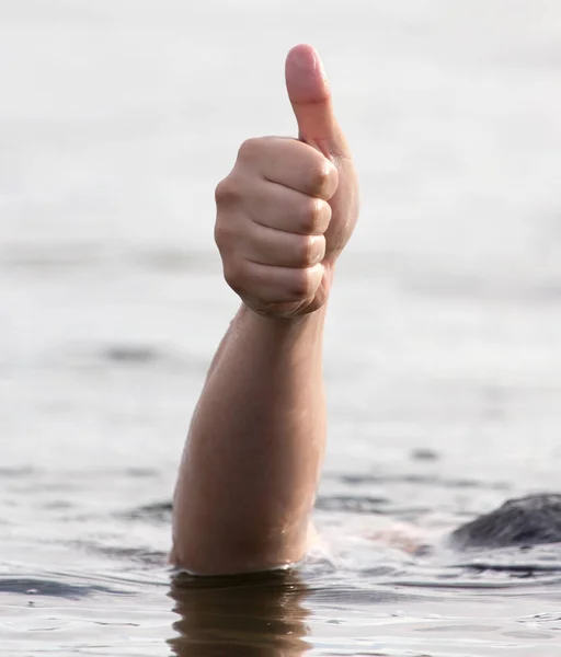 Férfi keze a vízből — Stock Fotó