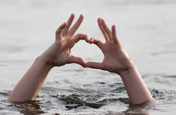 Mens händer ur vattnet — Stockfoto