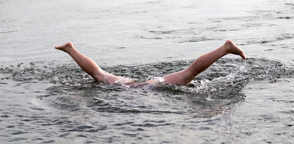 Mannelijke benen onder water — Stockfoto