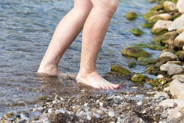 Männliche Beine im Wasser — Stockfoto