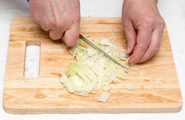 Cozinhe cebola picada no tabuleiro — Fotografia de Stock