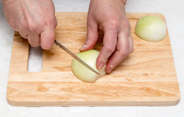 Cuocere la cipolla tritata sulla tavola — Foto Stock