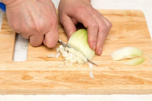 Cuocere la cipolla tritata sulla tavola — Foto Stock