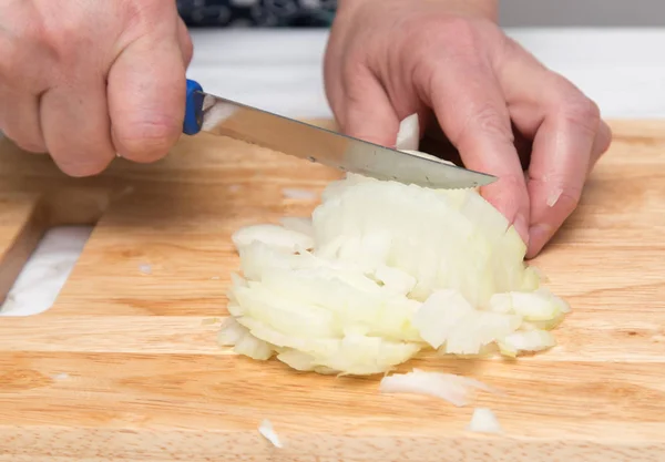 Cuocere la cipolla tritata sulla tavola — Foto Stock